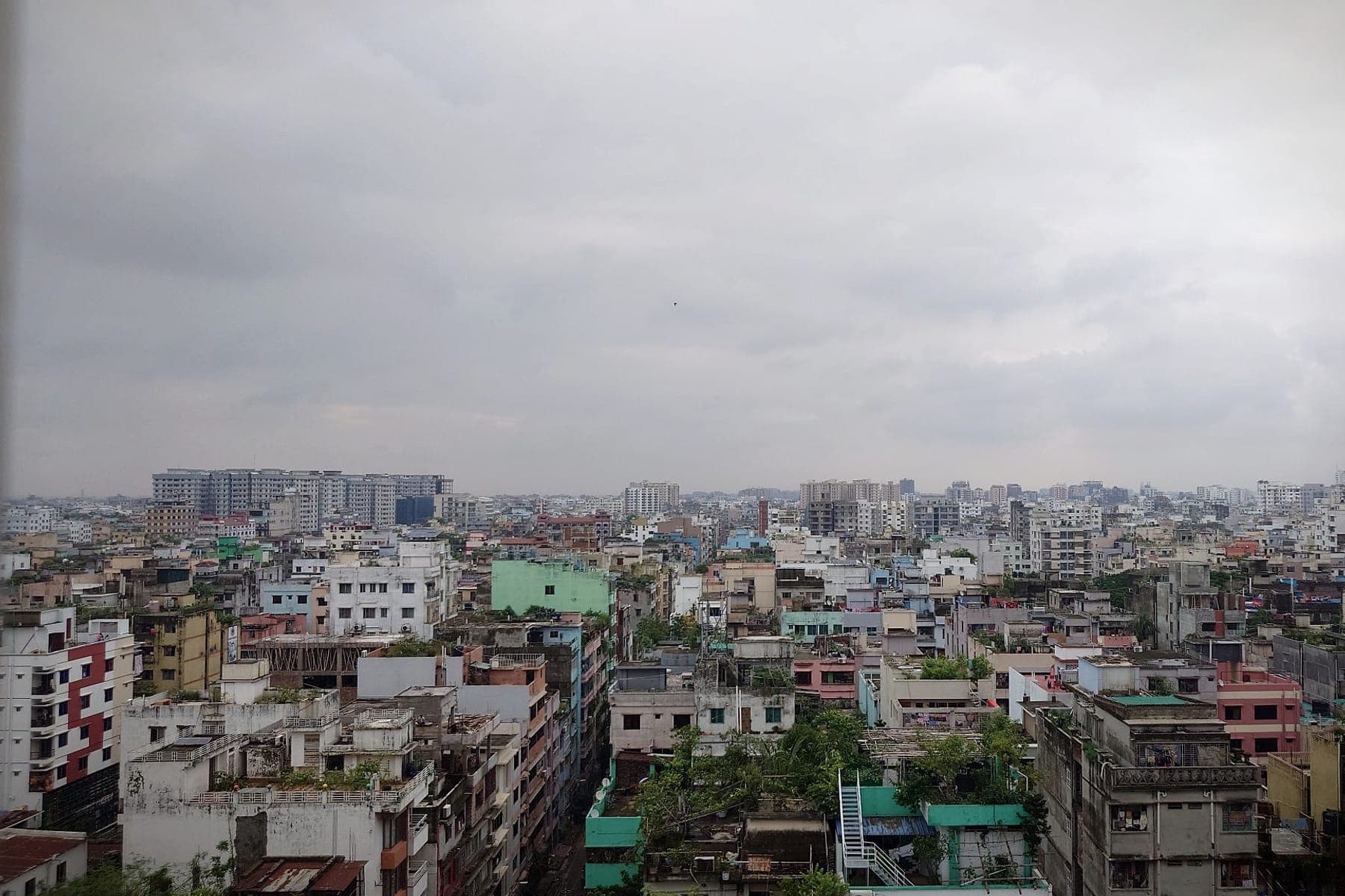 উঁচু ভবন থেকে দেখা ঢাকার ঘন শহরচিত্র