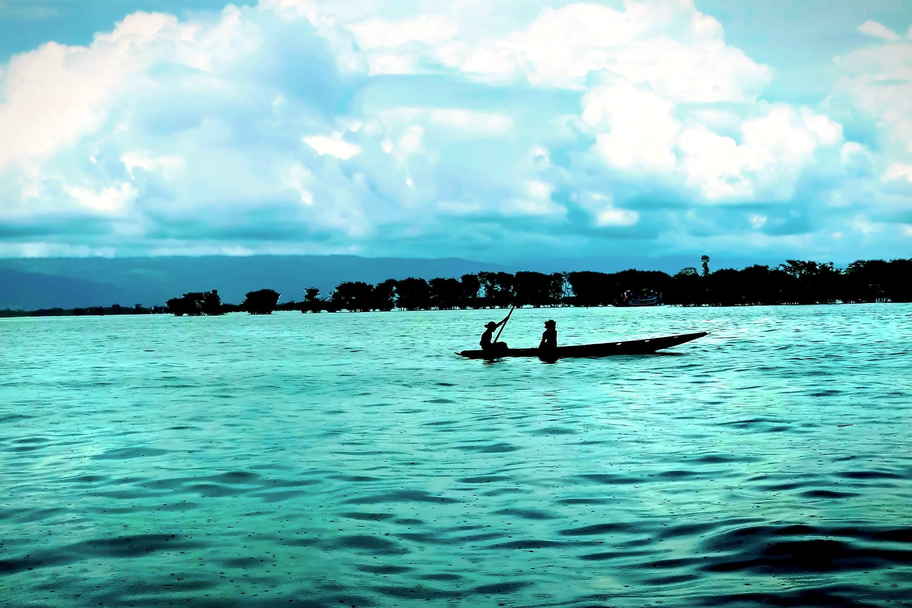 সুনামগঞ্জের টাঙ্গুয়ার হাওর পেরোচ্ছে একটি নৌকা